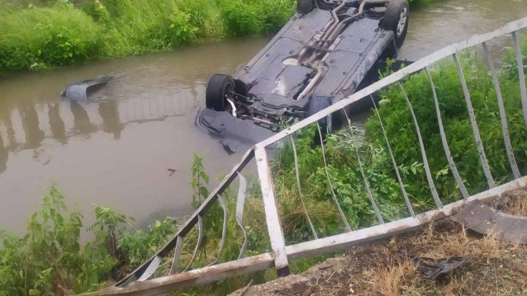 Наквасен до козирката падна с колата си в река