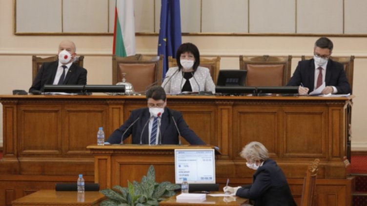 Парламентът заседава извънредно днес