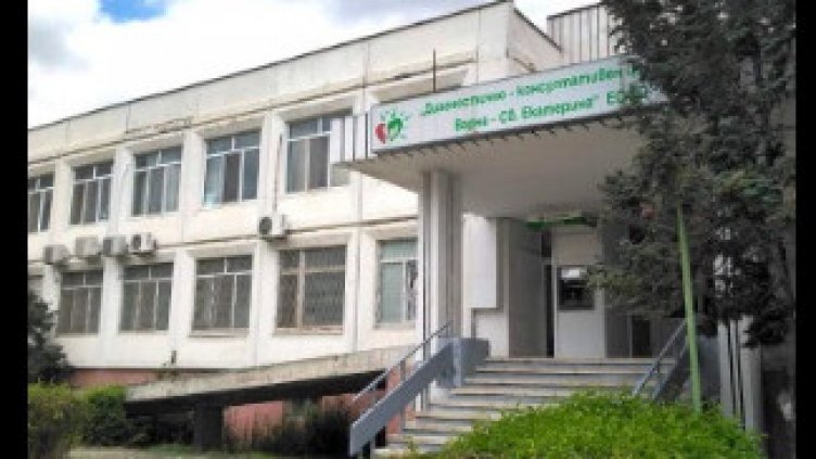 Лекари искат контролиран достъп до паркинга на варненска поликлиника, нямало къде да паркират