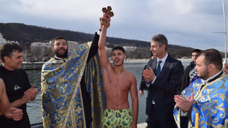 18-годишен младеж спаси кръста в "Аспарухово" (СНИМКИ)