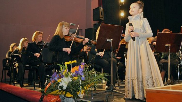 Крисия запя “Металика” с цигулари от Варна