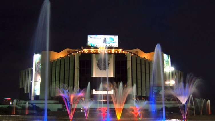 НДК отново ще светне в различни цветове