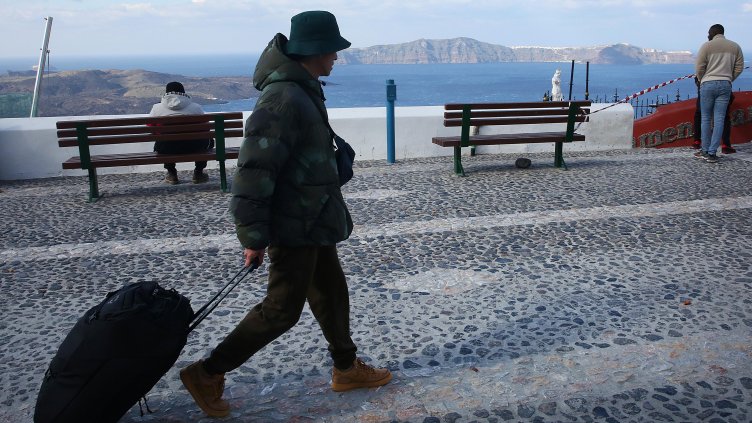 Деветима българи напускат Санторини, други 27 остават