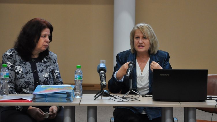 Доц. д-р Снежа Златева(вдясно) Снимка Пламен Гутинов