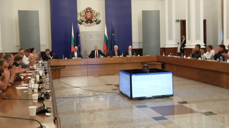 Премиерът Денков: Всички печелят от подписания меморандум между правителството и земеделските производители