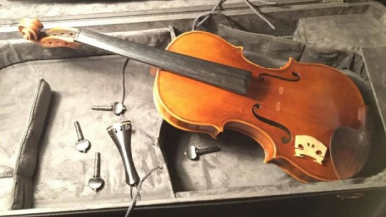 Струните на цигулка – опасни, вън от самолета!