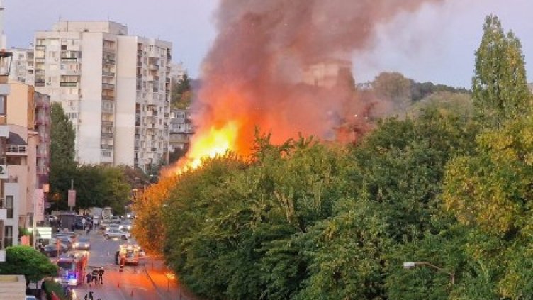 Голям пожар край Техникумите горя във Варна (СНИМКИ)