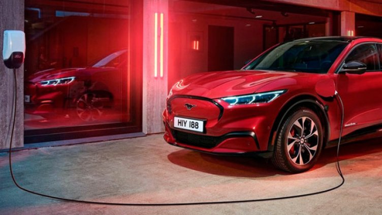 Трагикомичен гаф в ефир: Как се пести бензин с електромобил? ВИДЕО