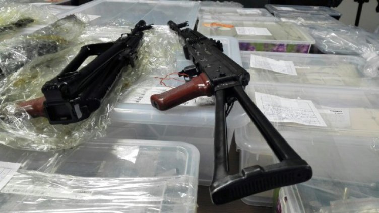 Откриха боен арсенал в София, има задържани и в Казанлъшко