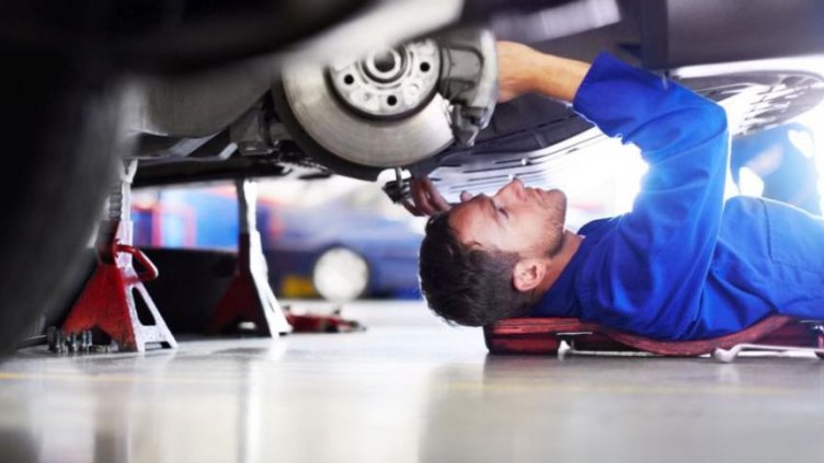 “Зафира" премаза собственика си при ремонт в двора