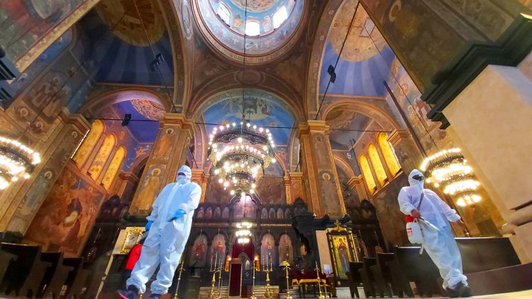 Дезинфекцират катедралния храм &quot;Св.Успение Богородично&quot; във Варна(Снимки)