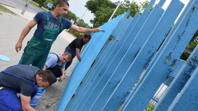 Матроси освежиха оградата на Морското училище