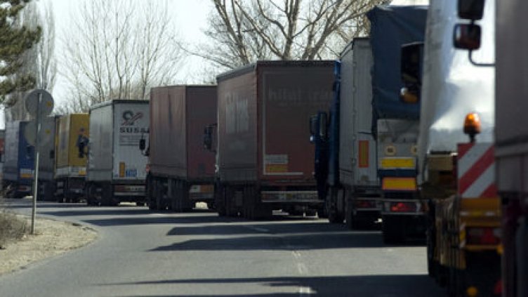 Засилен поток на туристи от Румъния създава опашки на „Дунав мост”