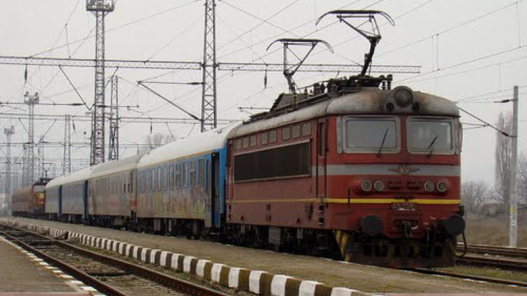 Влакът Кулата-София се запали след удар в ТИР