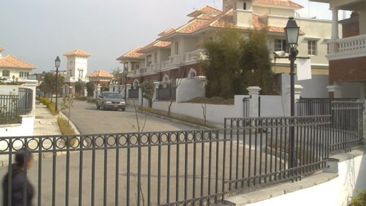 Спокойствието струва… солено! Затворени комплекси със скъпи такси