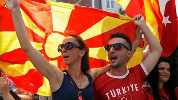 Хиляди се стичат на протеста в Скопие