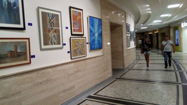 30 картини дари Никола Манев на ИУ-Варна