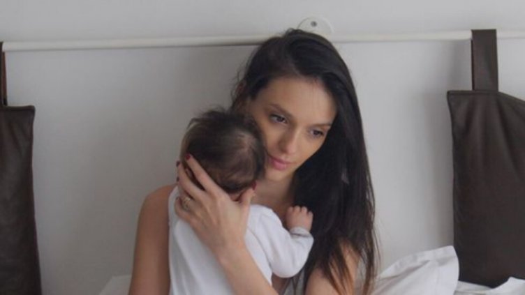 Млада актриса и бебето й са с COVID-19