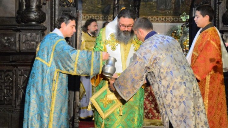Ангелогласният хор на храм &bdquo;Св. Александър Невски&rdquo; огласи Катедралата във Варна(СНИМКИ)