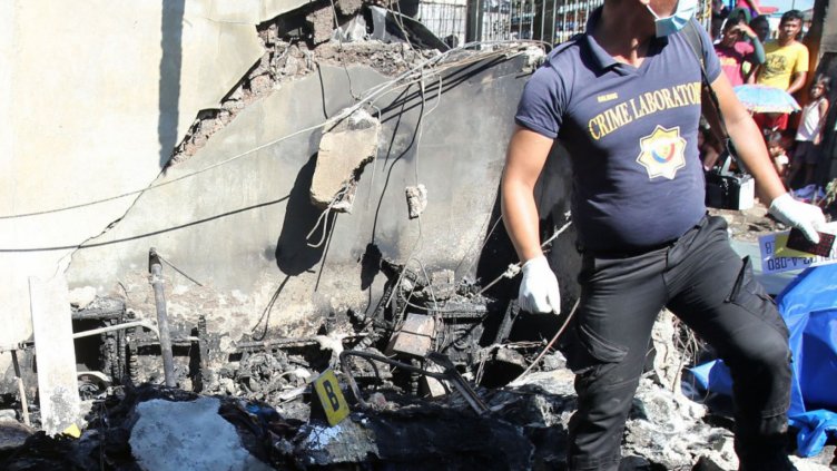 Малък самолет се заби в къща, 10 души загинаха