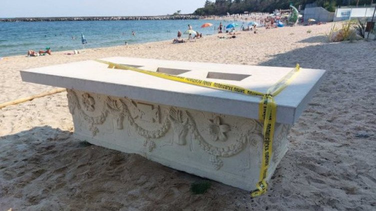 Мария Манолова-Войкова от музея: Почти сигурни сме, че откритият във Варна саркофаг е истински