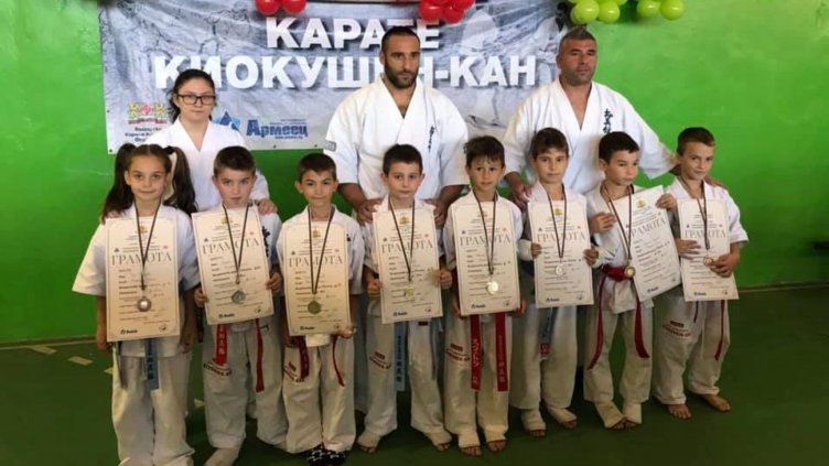 Сенсей Захари Дамянов (в средата) с щастливите медалисти от &quot;Нихонто&quot;. Снимка ФЕЙСБУК