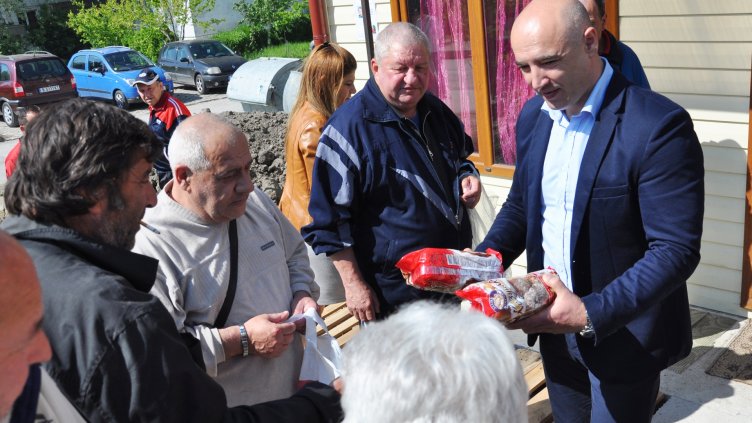 Николай Костадинов зарадва с козунаци социалнослаби варненци (СНИМКИ)