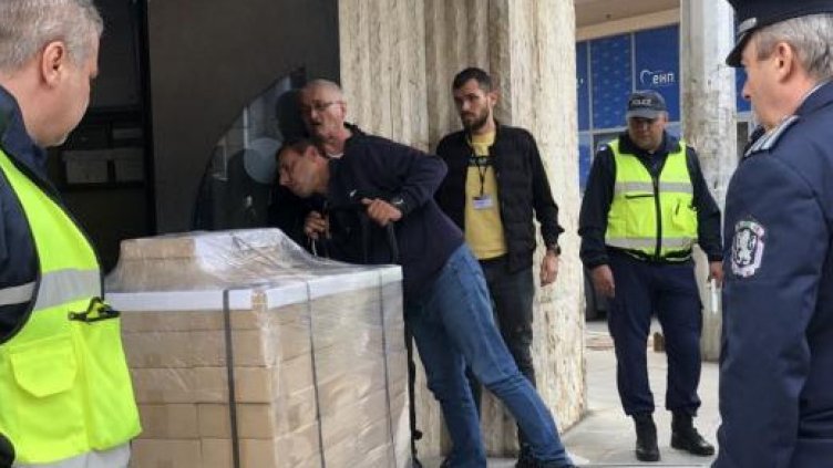 Доставят изборните машини, бюлетините и книжата за гласуване