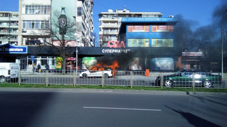 Кола горя в центъра на Варна (СНИМКИ)