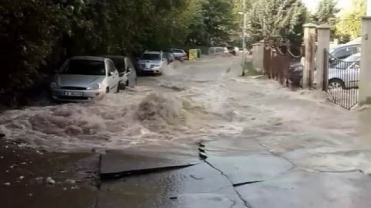 Нова В и К авария превърна улица във Варна в река
