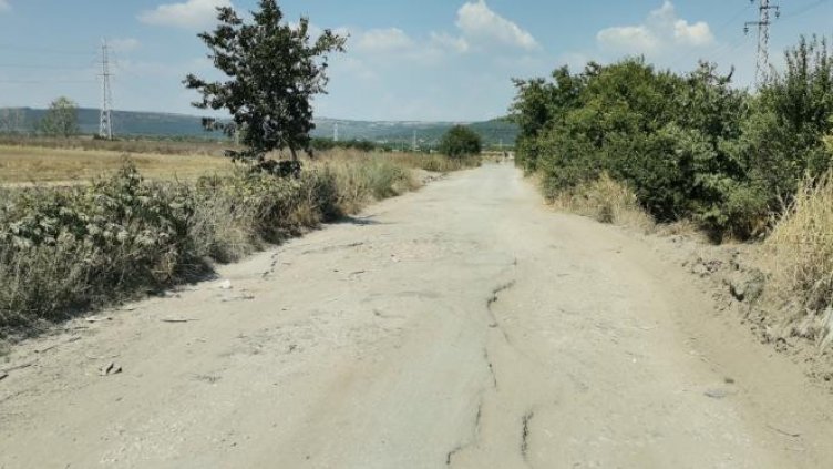 Разбит път тормози жителите на варненското село Езерово