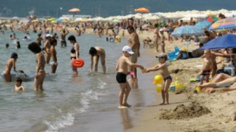 Офицерският плаж пълен с хора, само ден след падането забраната