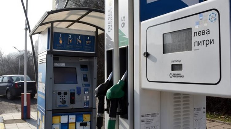 Почна се! През уикенда бензинът поскъпна с 2 ст., а дизелът – с 3