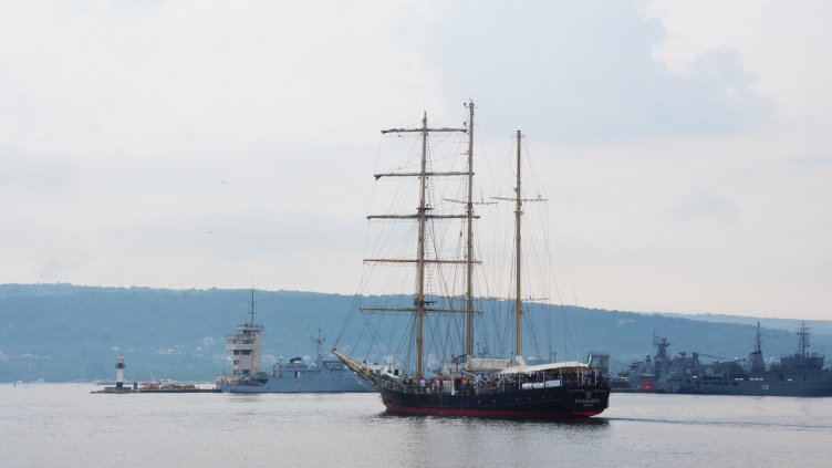 Оморячване на деца, обичащи синята шир извършиха на Баркентината