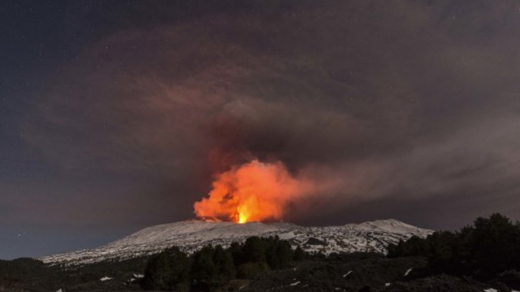Етна пак изригна, леко ранени са десетина туристи