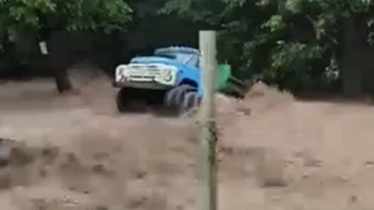 Бедствие: Ботуня преля, отнесе мостове, коли и камиони (ВИДЕО)