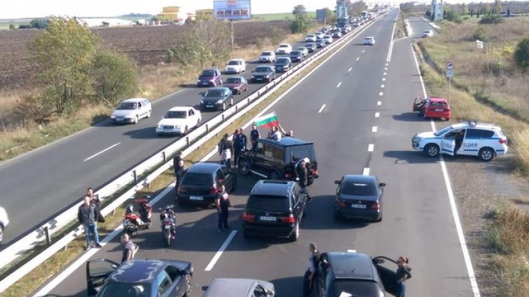 Протестиращи срещу цените на горивата в Бургас блокираха за кратко АМ „Тракия”