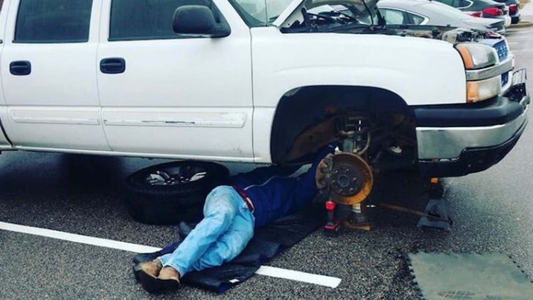 Кола затисна и уби мъж, докато я ремонтира 