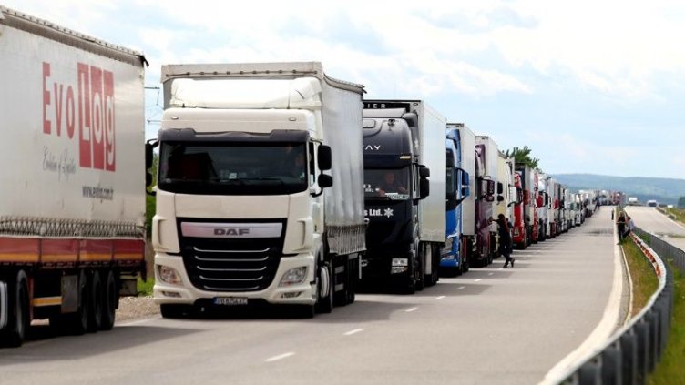 На припека, на Лесово – 24 км от тирове чакат, за да влязат у нас