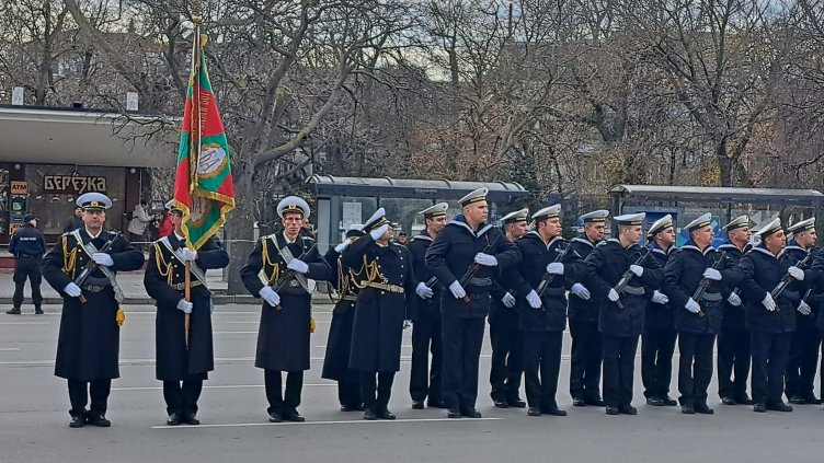 Осветиха бойните знамена във Варна (СНИМКИ)