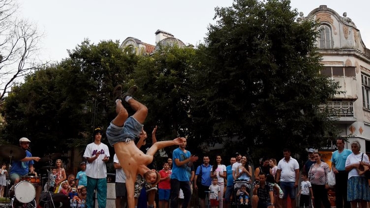 Улични танцьори събират очите на туристите по варненското ларго