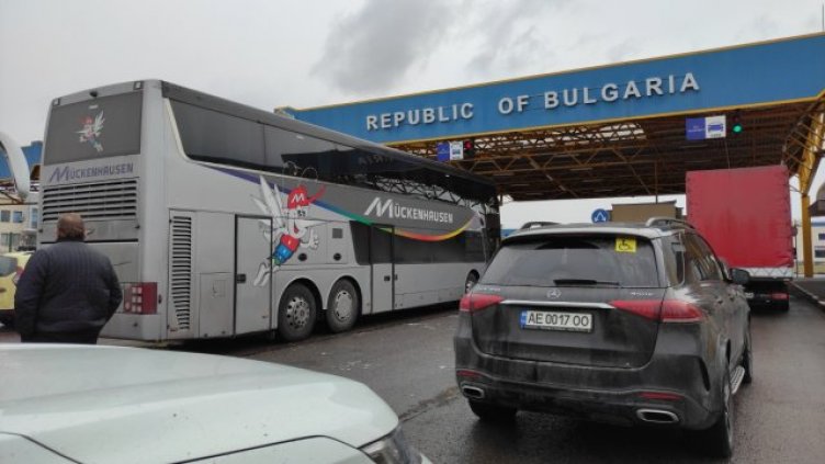 Румънски тираджия изтрещя, понесе с тира си патрулка, бесен от трафика