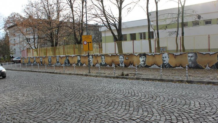 Разследват директор на училище за порнографски снимки