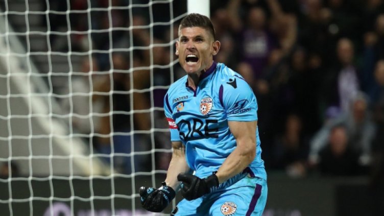 Вратар спаси 4 дузпи, сам реализира и класира отбора си на финал