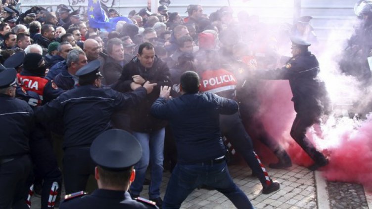 Протестиращи от албанската опозиция влязоха в сблъсъци с полицията