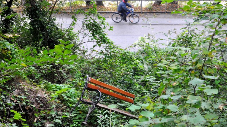 Потрошените пейки станаха обичайна гледка във Варна.