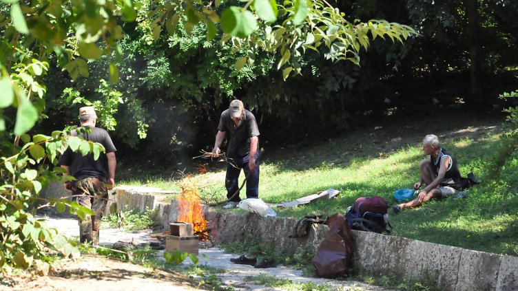 Бездомници си направиха "пикник" в Морската (СНИМКИ)
