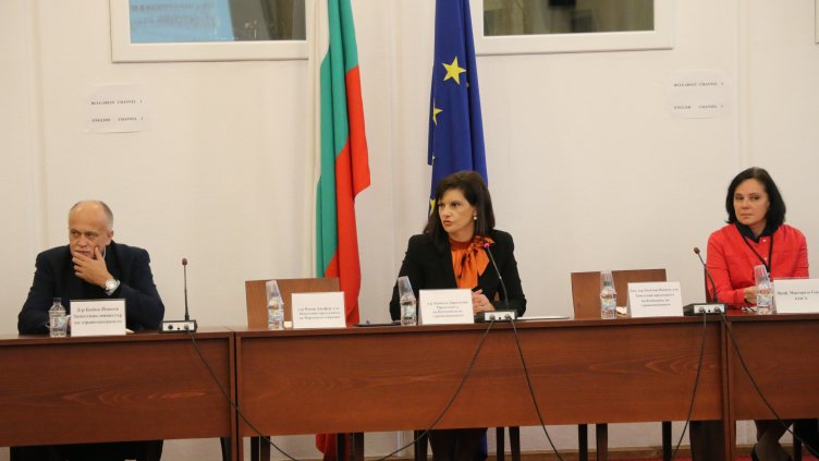 Здравната комисия към НС ще мъдри покупката на "Спутник V"