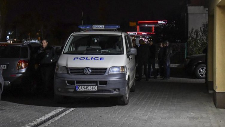 Двама на 19 г. изпочупиха 30 коли