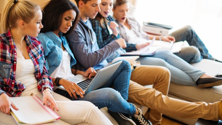 Вдигат минималната и максималната студентска стипендия